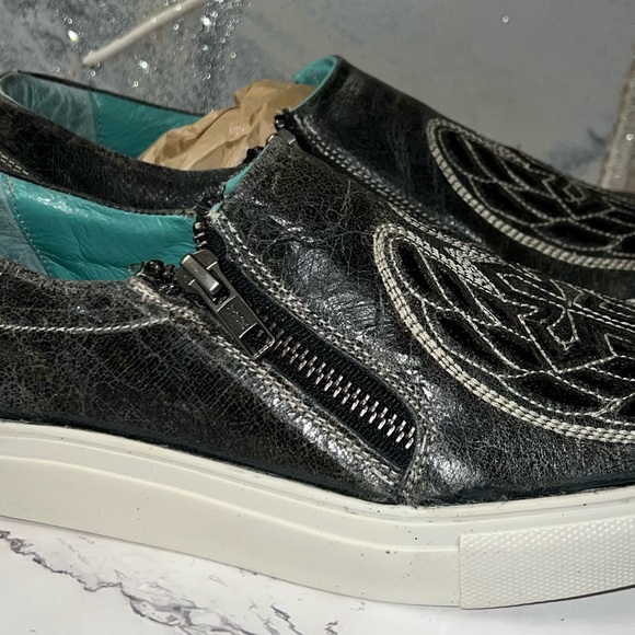 Corral Sneaker Shoes NWT. Sz 7.5 Grey Cross/Wings - Picture 4 of 14